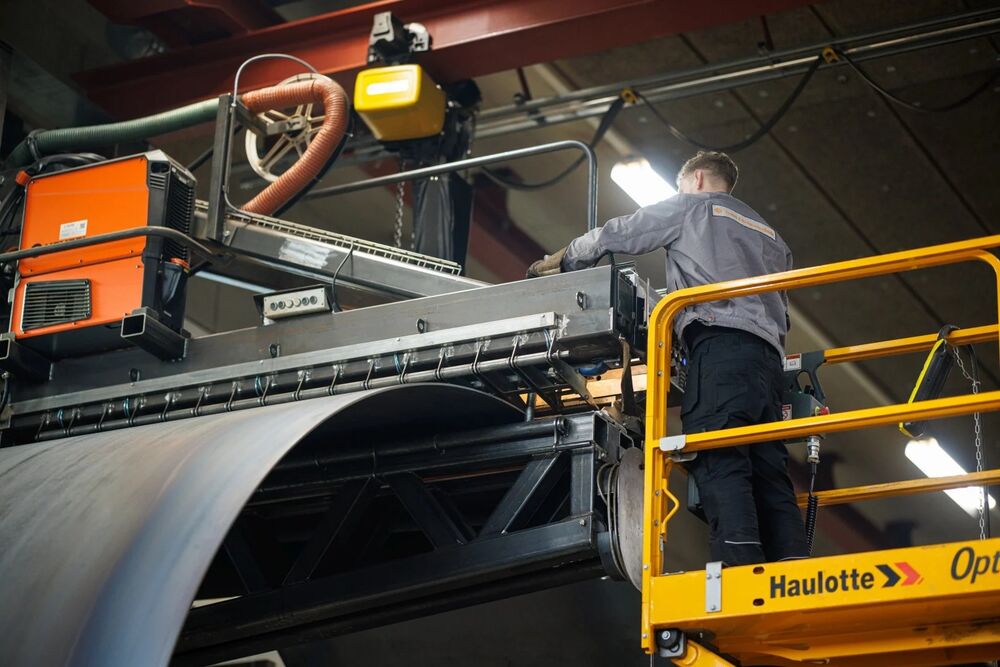 Produktion des Rekord-Speichers mit 320 m3 Nutzinhalt, 25 m Höhe, 4.1 m Durchmesser und 25 t Leergewicht.